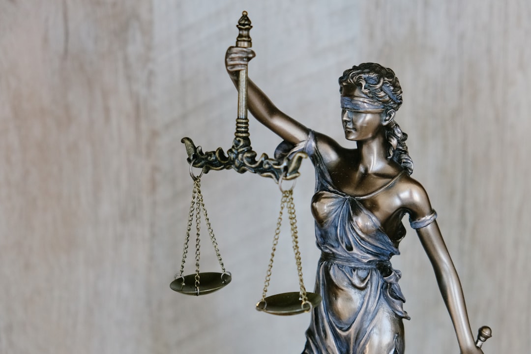 Gewaltenteilung in Deutschland – Justitia-Waage als Symbol für Rechtsstaat und Kontrolle
