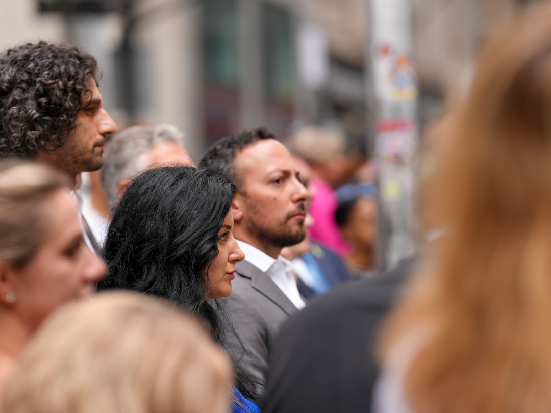 Menschen in der Stadt, nachdenkliche Gesichter