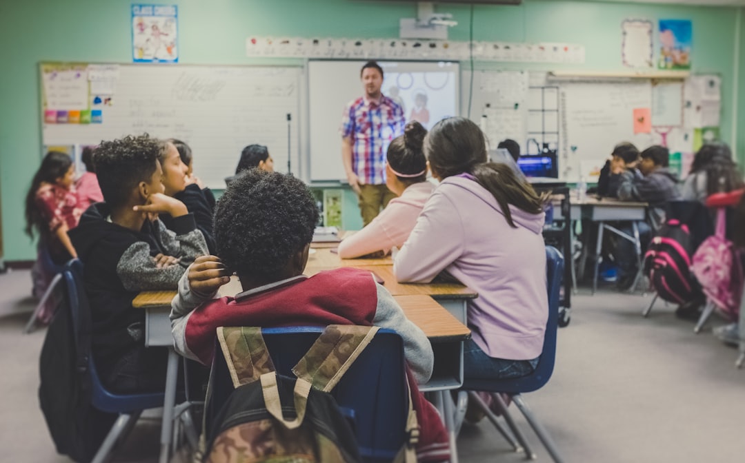 Schülerinnen und Schüler im Unterricht