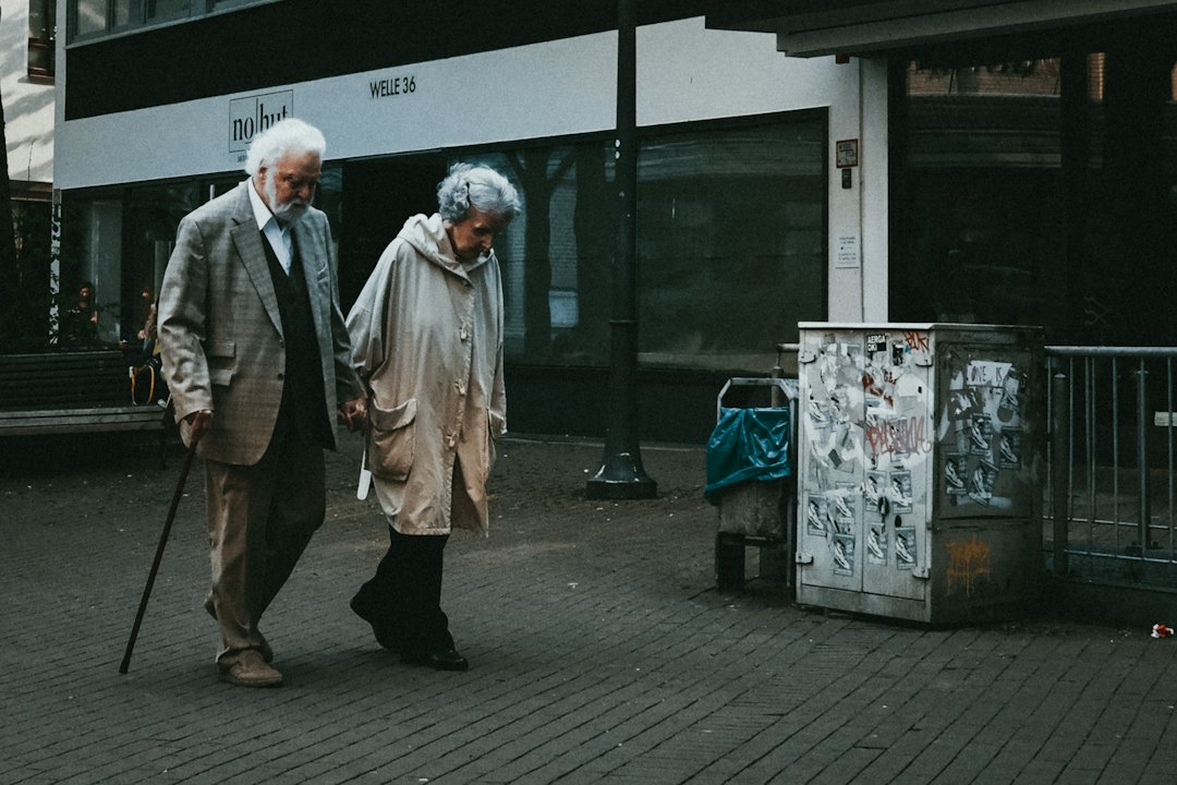 Rentner und jüngere Generation als Symbol für Generationengerechtigkeit