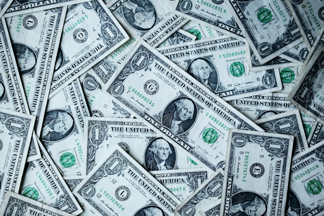 Dollarnoten und amerikanische Flagge als Symbol für Trumps Wahlversprechen