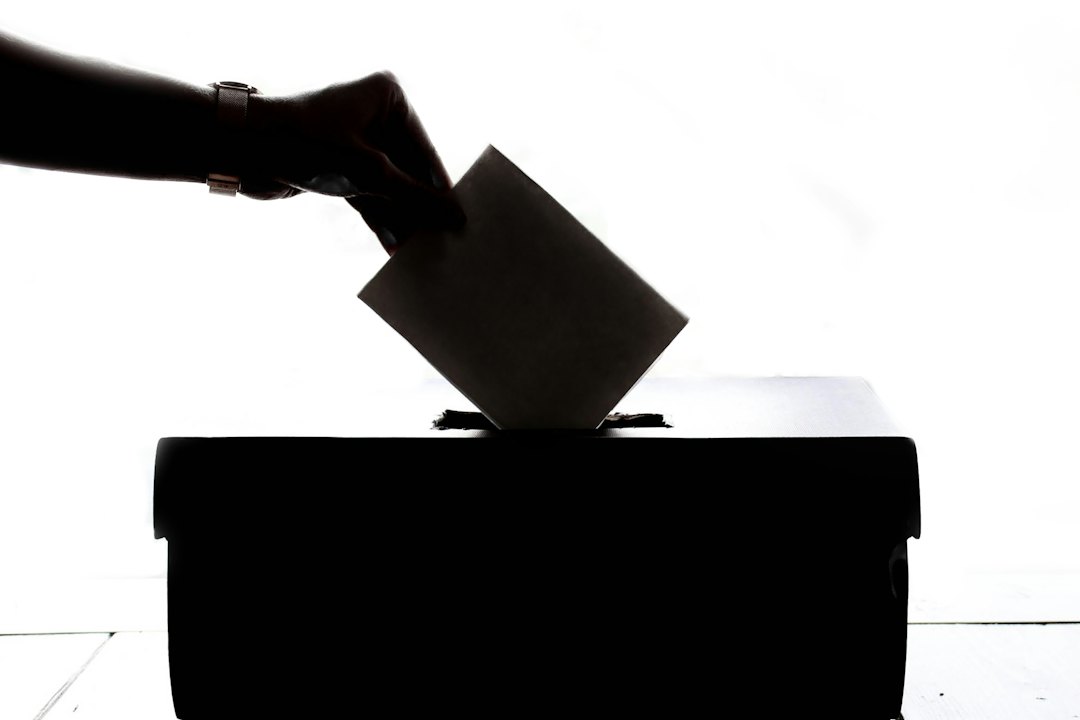 Wahlurne als Symbol für demokratische Entscheidungsfreiheit