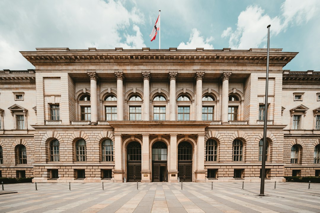 Klaßisches deutsches Staatsgebäude mit Säulen und Fahne