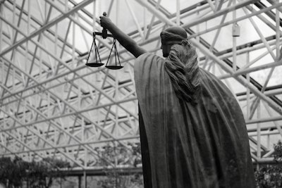 Justitia-Figur mit Waage, schwarz-weiß – Symbol für Gerechtigkeit und Rechtsstaatlichkeit